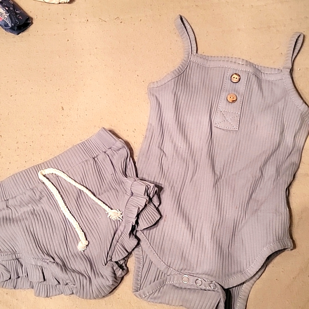 Outfit onsie with bottoms